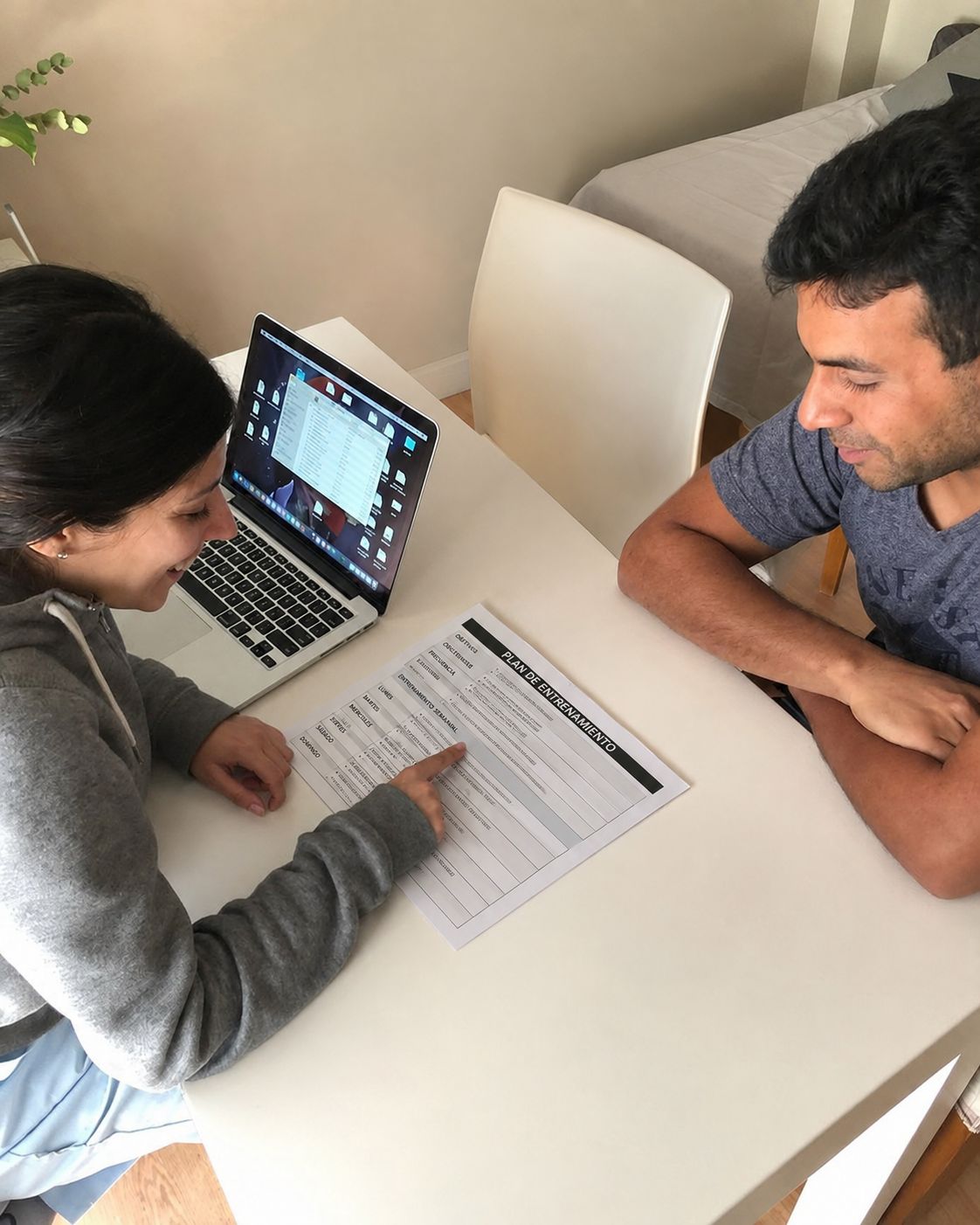 Romina repasando un plan de entrenamiento semanal con un paciente